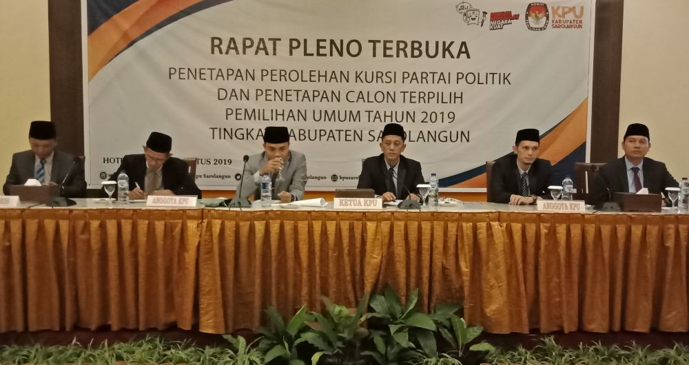 KPU sarolangun melaksanakan rapat pleno terbuka penetapan perolehan kursi partai politik dan penetapan calon terpilih Pemilihan Umum Tahun 2019 tingkat Kabupaten Sarolangun, Senin (12/8) bertempat di Abadi Hotel.