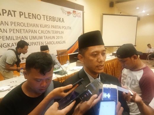 Ketua KPU Sarolangun Muhammad Fakhri diwawancara .