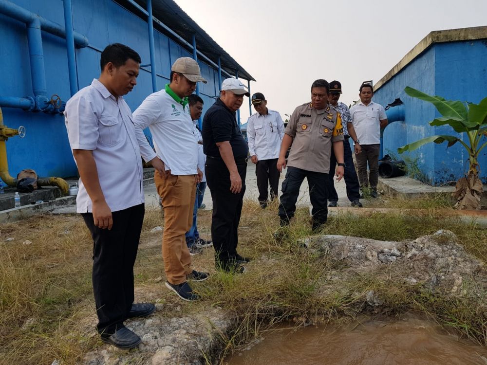 Bupati Safrial meninjau aliran PDAM di Parit Panting belum lama ini.