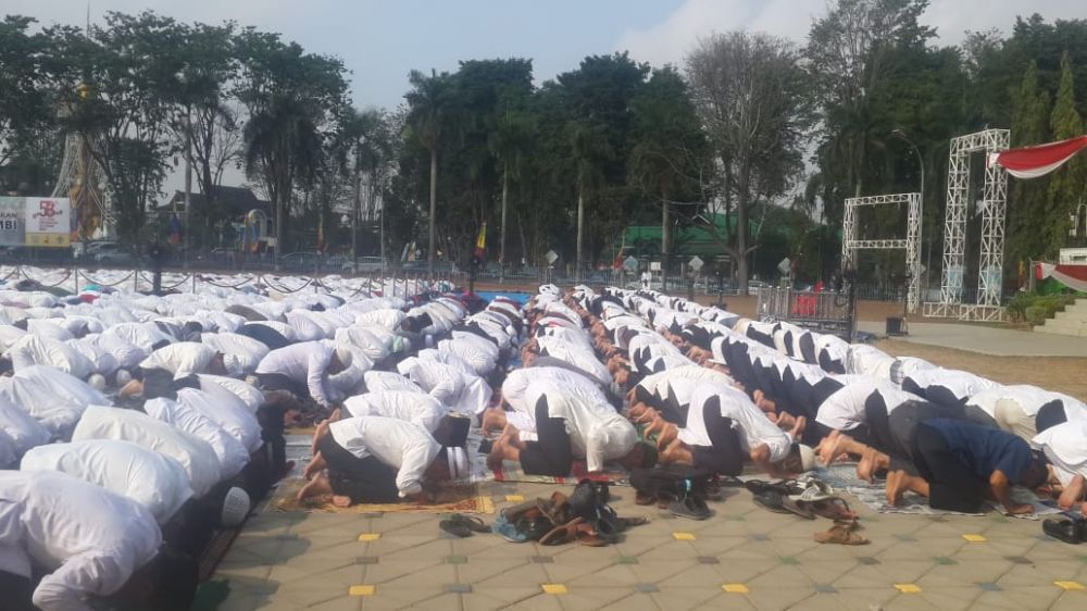 Pemkot melaksanakan sholat istiqoh