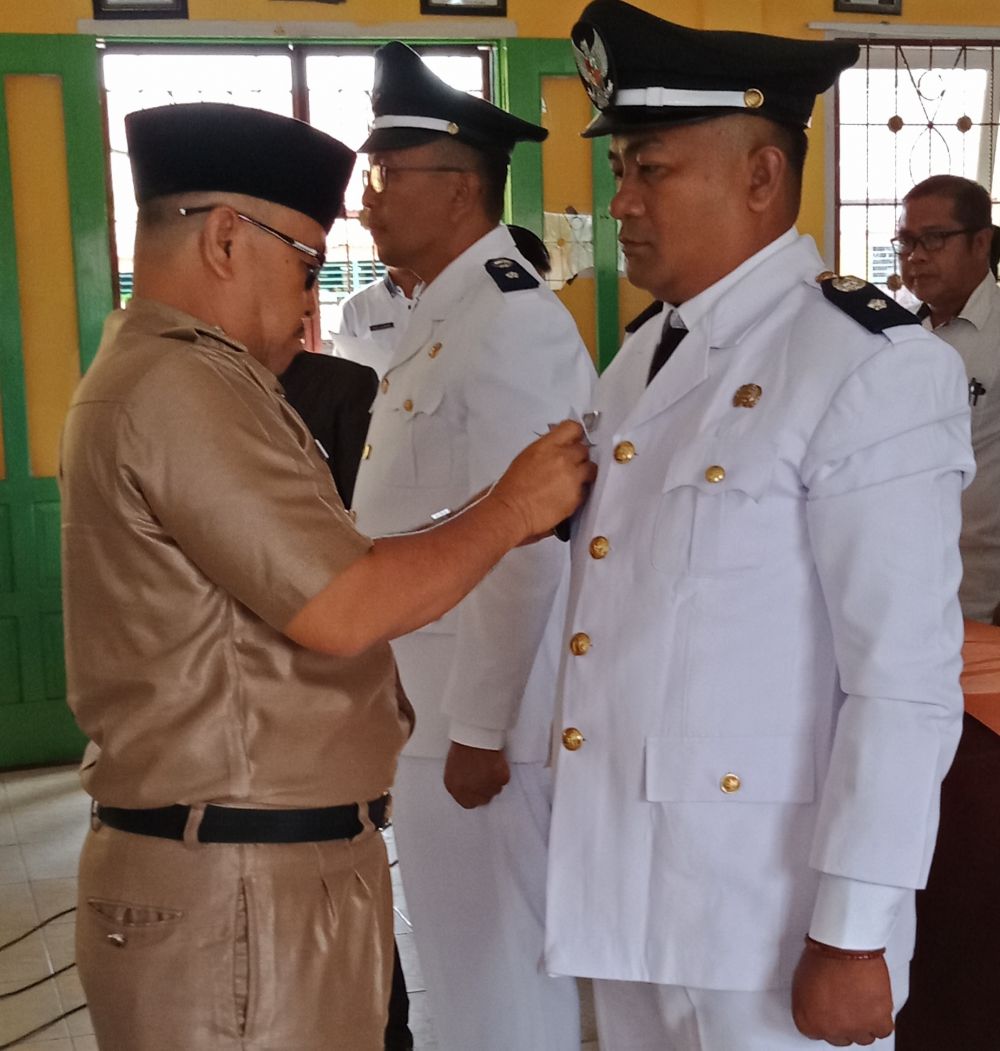 Jamhuri Resmi Jabat PJ Kades Sungai Abang dan Sugiono PJ Kades Desa Baru
