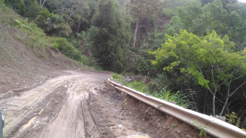 Salah Satu Titik Rawan Longsor dan Lakalantas di KM 13