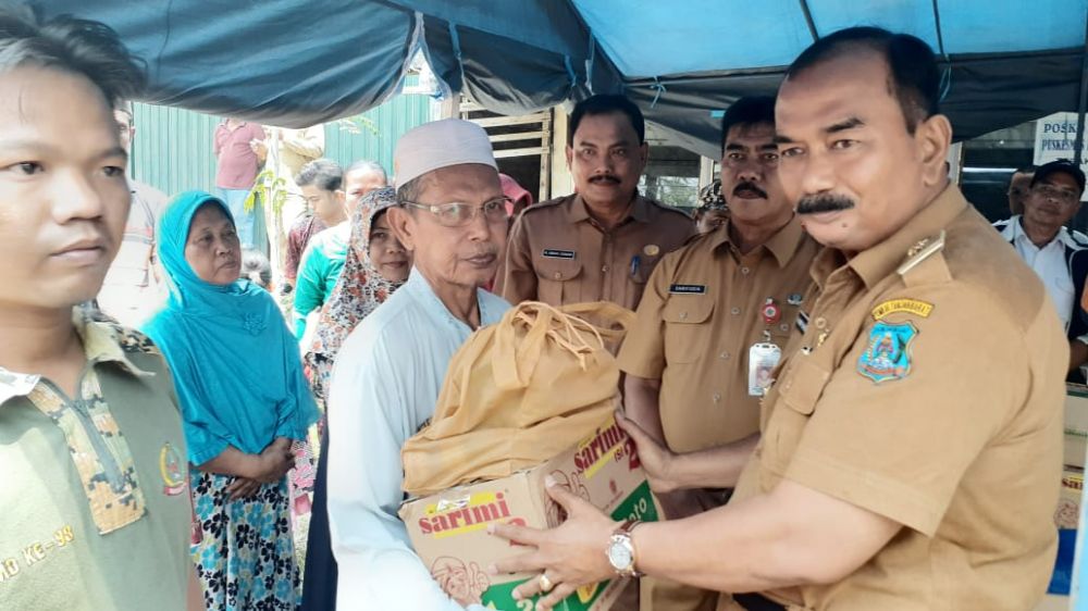 Wabup menyerahkan bantuan korban kebakaran.