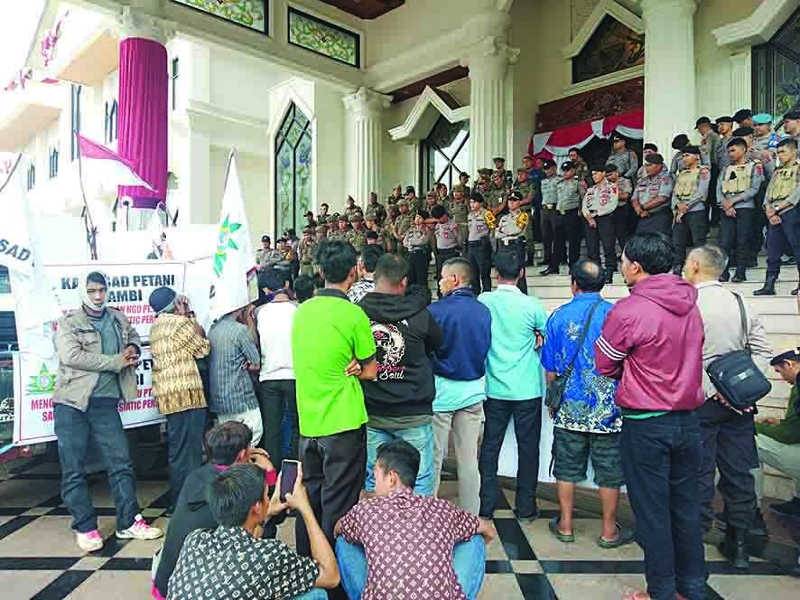 SAD yang mendatangi kantor Gubernur Jambi .