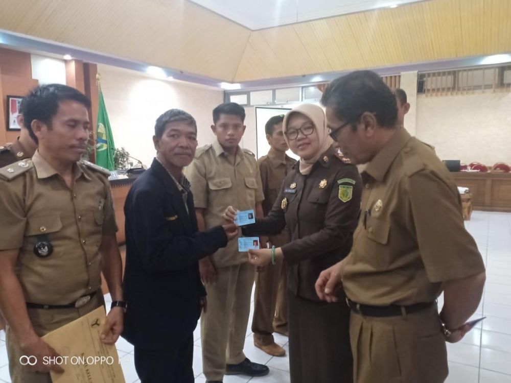 Penyerahan dokument kependudukan pada SAD.