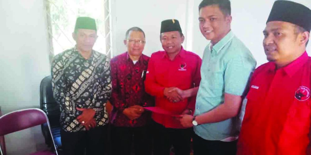 Havis Fattah ketika menyerahkan formulir pendaftaran.