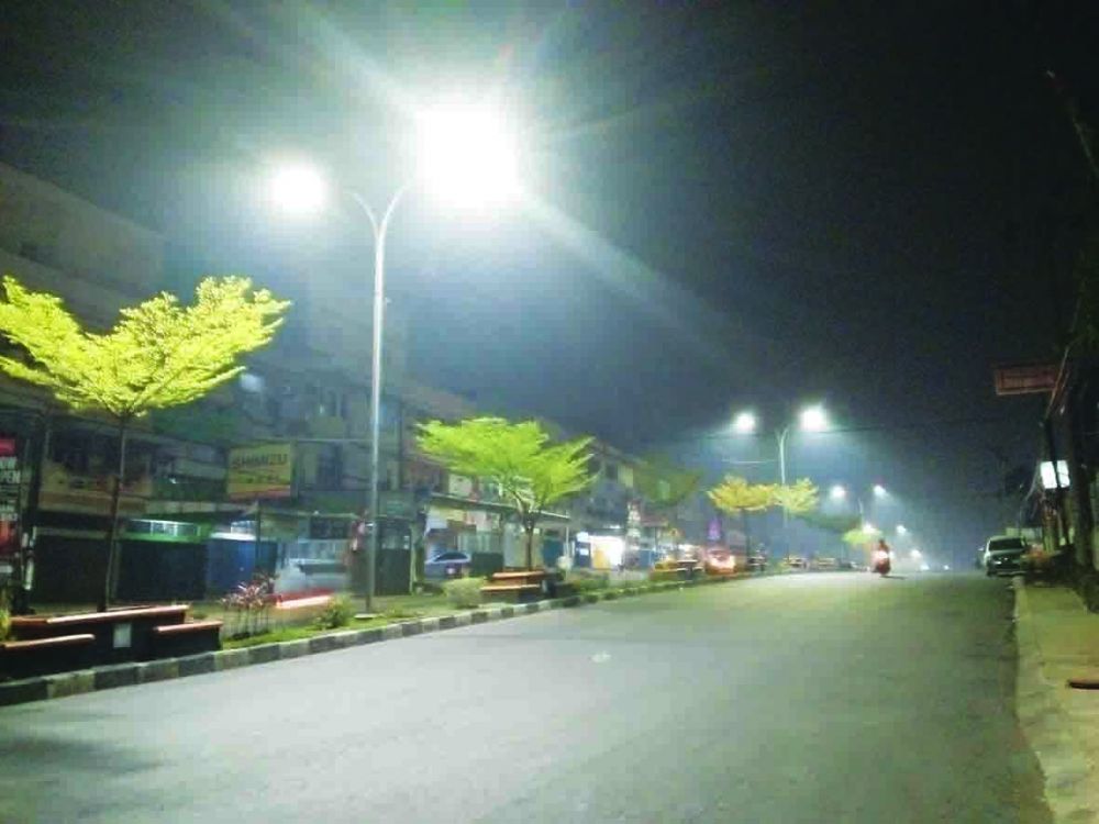 Kabut asap yang semakin pekat di malam hari di Kota Jambi.