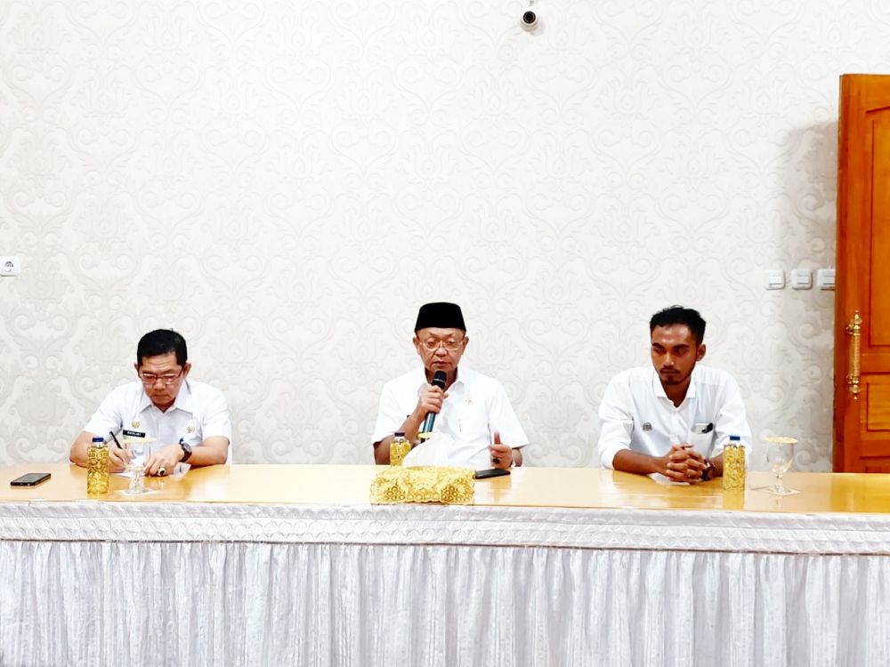 H Cek Endra didampingi Ketua Kadin Sarolangun, Sopian Sauri (Kanan)
