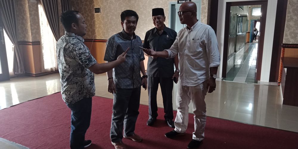 Ketua DPRD Sarolangun sementara, Tontawi Jauhari saat diwawancarai awak media
