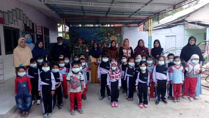Dinkes Tanjabbarat membagikan  masker ke warga