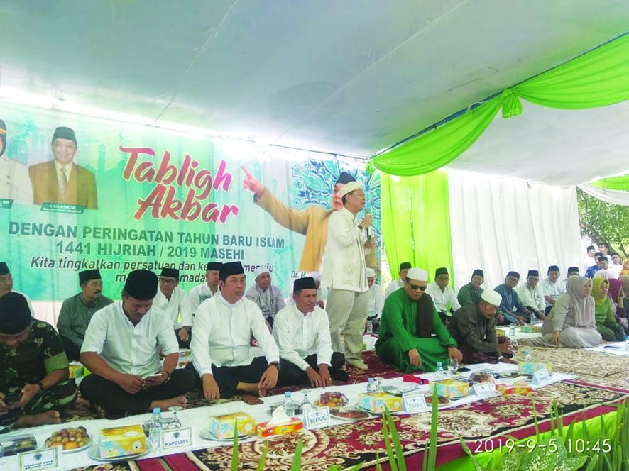 Bupati menyampaikan sambutan pada Tablig akbar yang mengundang Ustad Yahya Waloni.