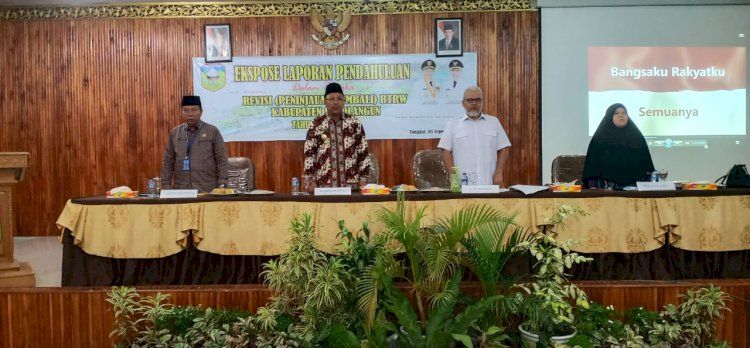 Wabup, H Hillalatil Badri bersama Kepala Bappeda, H Lukman .