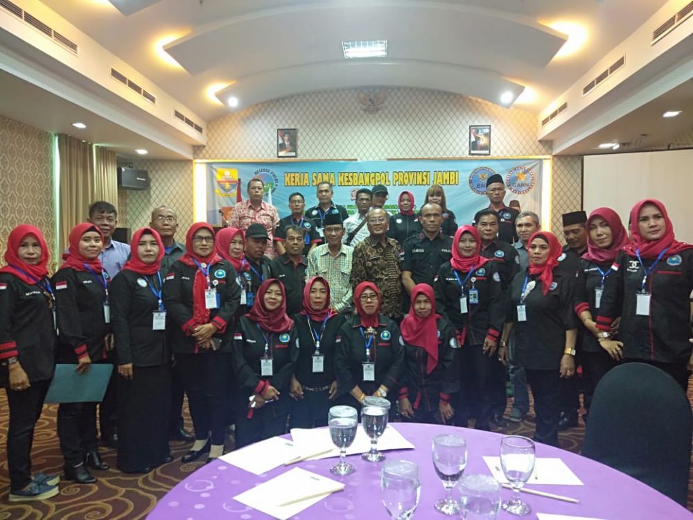 Kepala Kesbang Pol foto bersama usai seminar