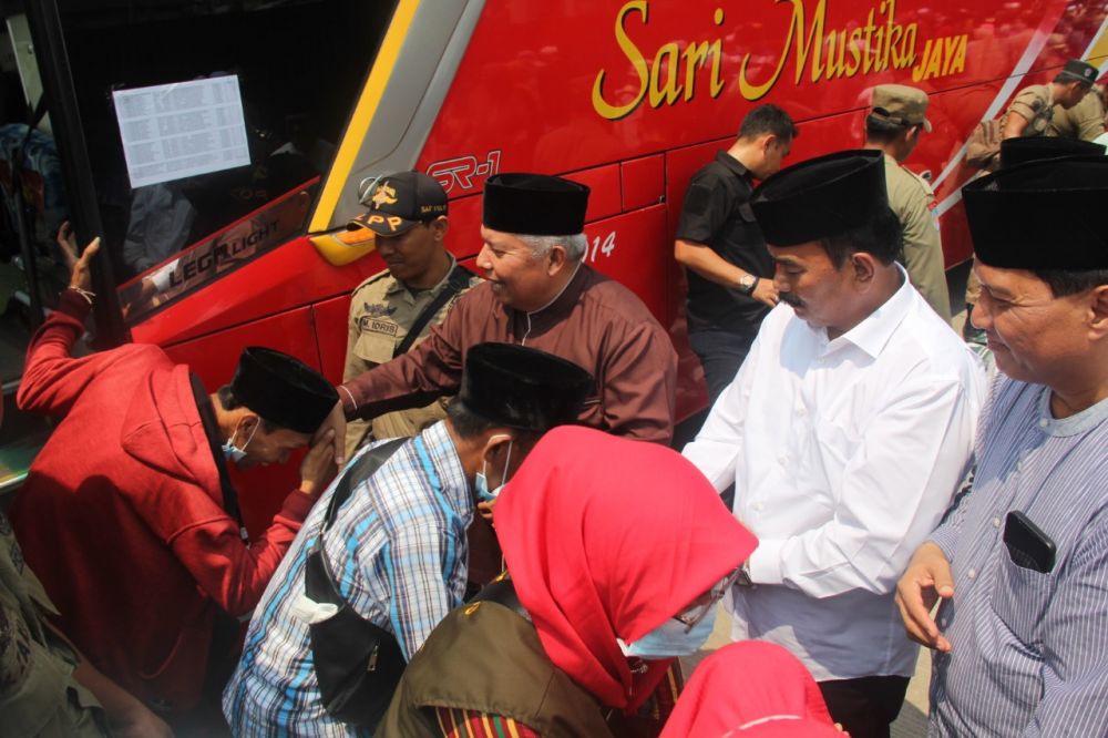 Bupati dan Wabup menyambut Kedatangan Jemaah Haji kloter 22 asal Tanjabbar.