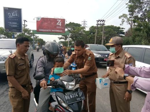 Pembagian masker olEh Dinkes Sarolangun.
