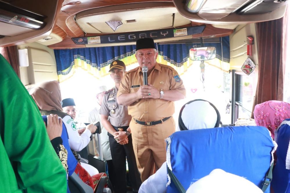 Safrial memberikan sambutan pada jamaah haji tanjabarat yang baru tiba kemarin.