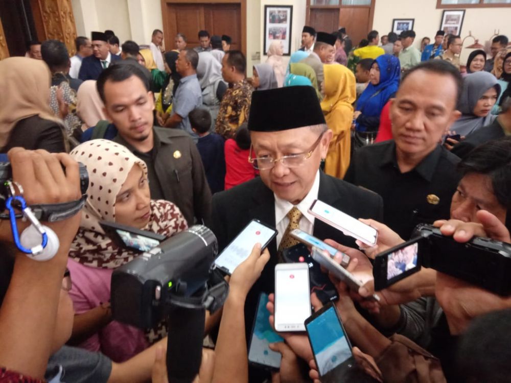 Cek Endra diwawancara media.