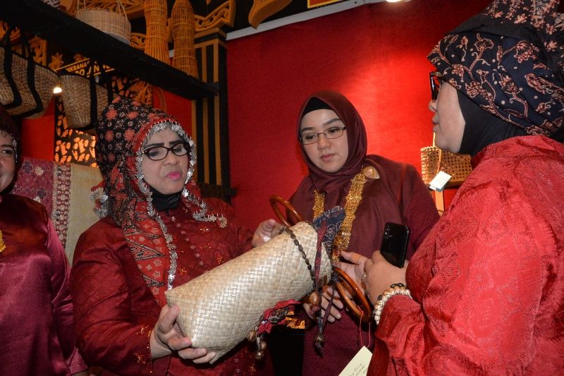 Rahima  menghadiri Pembukaan Kriyanusa Pameran Kerajinan Nusantara Tahun 2019