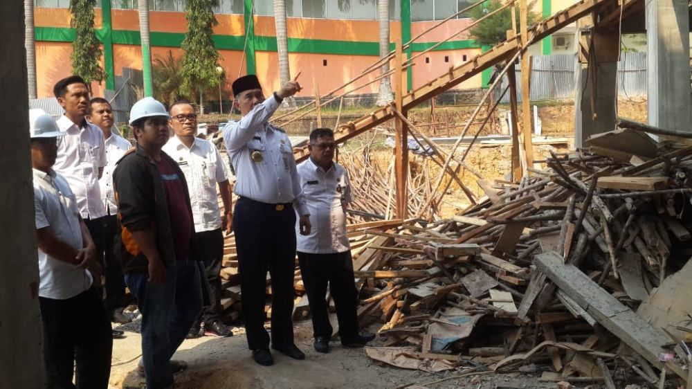 Fasha meninjau salah satu proyek di kota  Jambi.