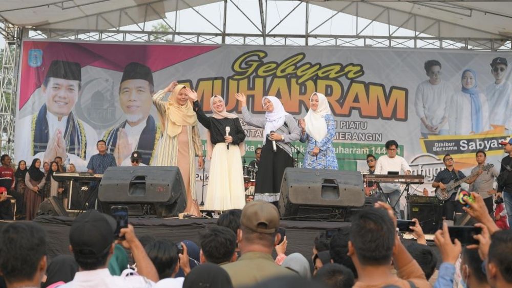 Nissa Sabyan ketika mengajak Ketua TP PKK Merangin Hj Hesti Haris melantunkan lagu Maulana.