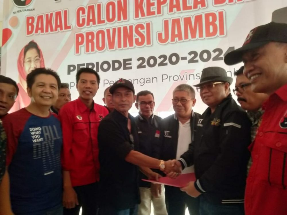 Ramli Taha mendaftar ke PDIP sebagai calon gubernur.