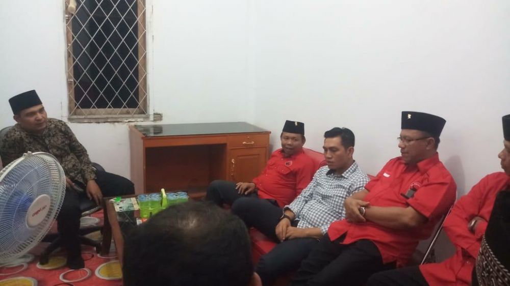 Salah satu calon Bupati Batanghari  M Fadhil Arif ketika mendapaftar di PDIP.