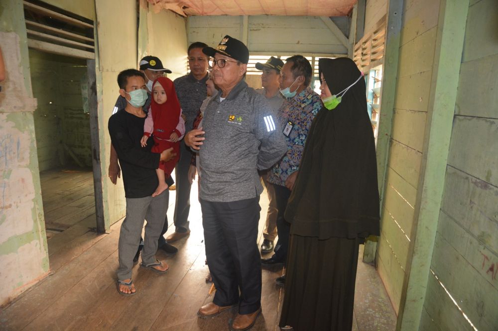Gubernur dan Kepala Dinas PUPR tinjau rumah yang akan di renovasi.
