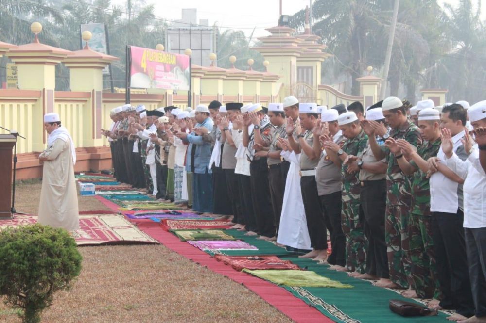Polres Batanghari melaksanakn solat istisqoh.