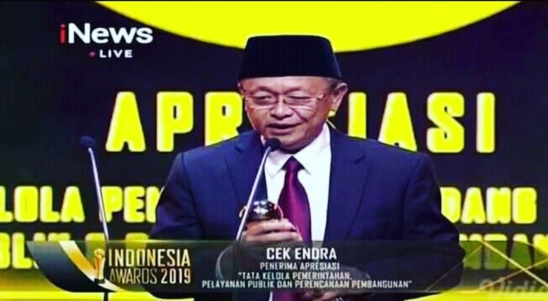 Bupati Sarolangun, Drs H Cek Endra menerima penghargaan Indonesia Award 2019 dari Inews TV, kategori Tata Kelola Pemerintahan, Pelayanan Publik dan Perencanaan Pembangunan.