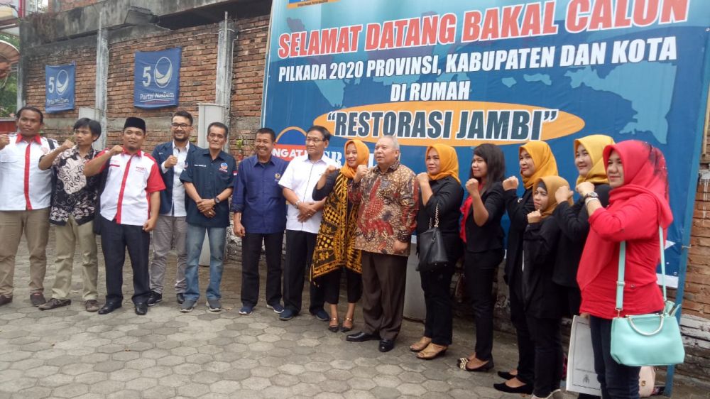 Syafrial usai menyerahkan formulir di kantor DPW NasDem Jambi.