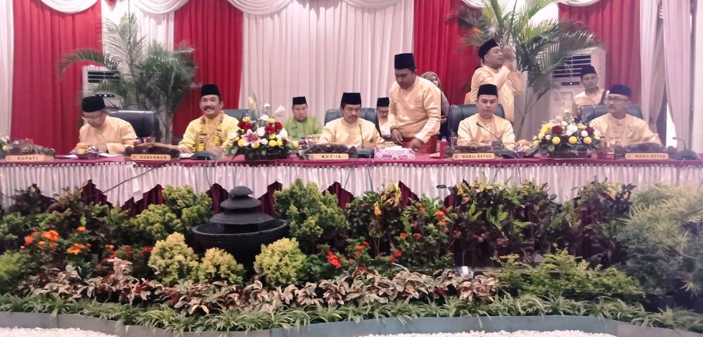 Pimpinan rapat paripurna istimewa, Tontowi jauhari SE didampingi dua pimpinan dewan, Aang Purnama SE dan Syahrial Gunawan