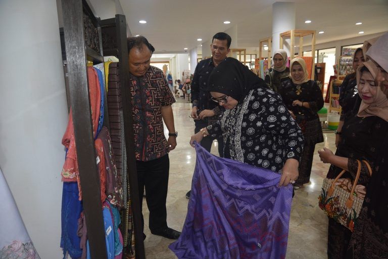 Ketua Dekranasda Provinsi Jambi, Hj. Rahima Fachrori memimpin studi komparasi 