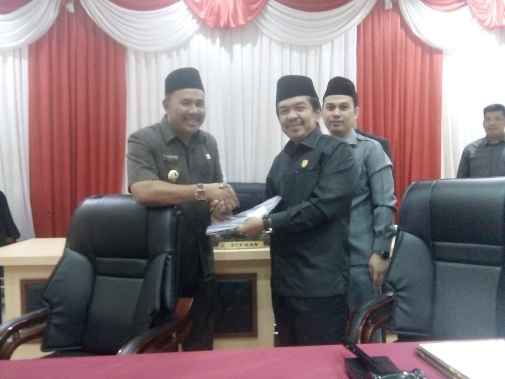 H Hillalatil Badri menyerahkan dokumen jawaban eksekutif terhadap pandangan umum 8 fraksi kepada Tontawi Jauhari.