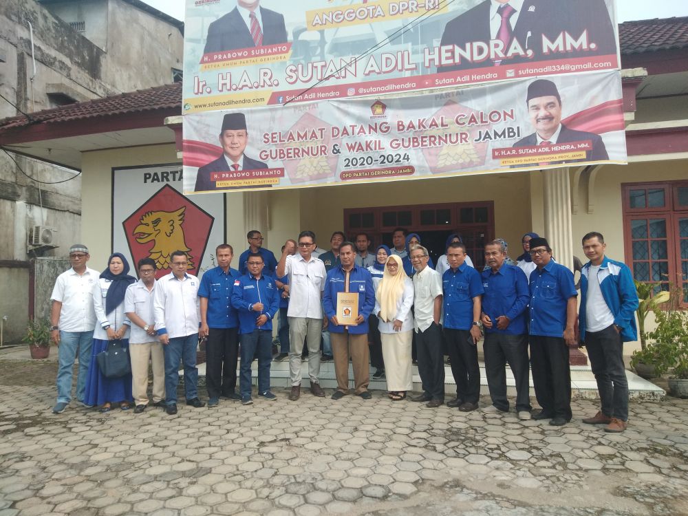 Tim pemenangan Bakri mengambil formulir di Gerindra