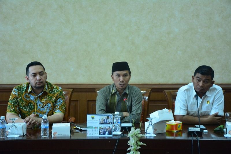 Ketua DPRD Provinsi Jambi Edi Purwanto dan didampingi dua Wakil Ketua Rocky Candra dan Pinto Jayanegara mengelar jumpa pers.
