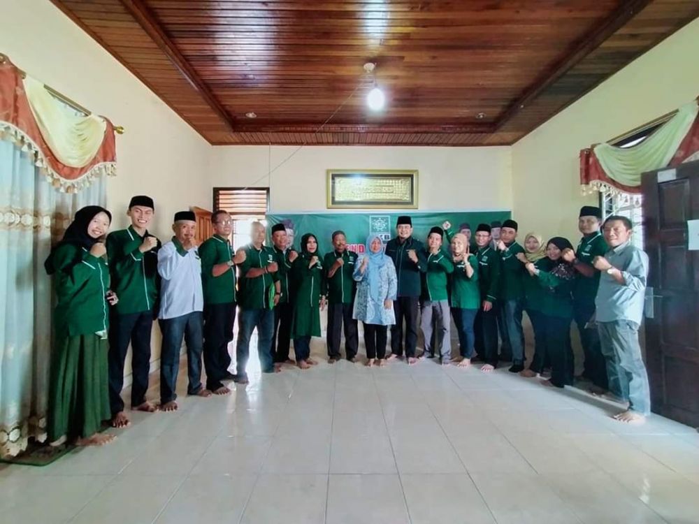 Yunnita foto bersama pengurus PKB Batanghari.