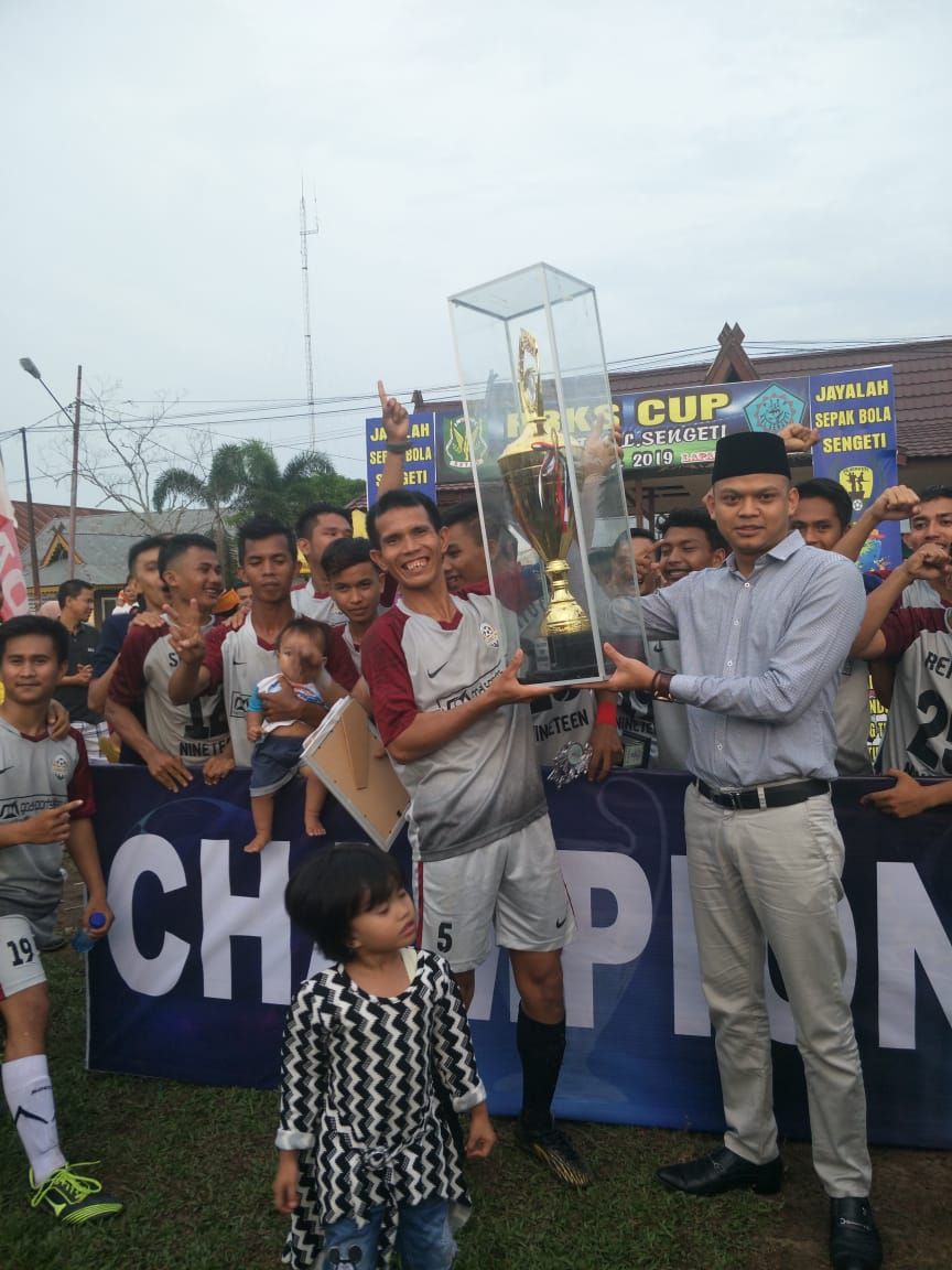 Ketua DPRD Muarojambi menyerahkan piala bergilir.