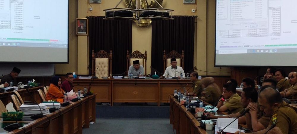 Ketua DPRD Muarojambi memimpin hering bersama wakil  Ketua.