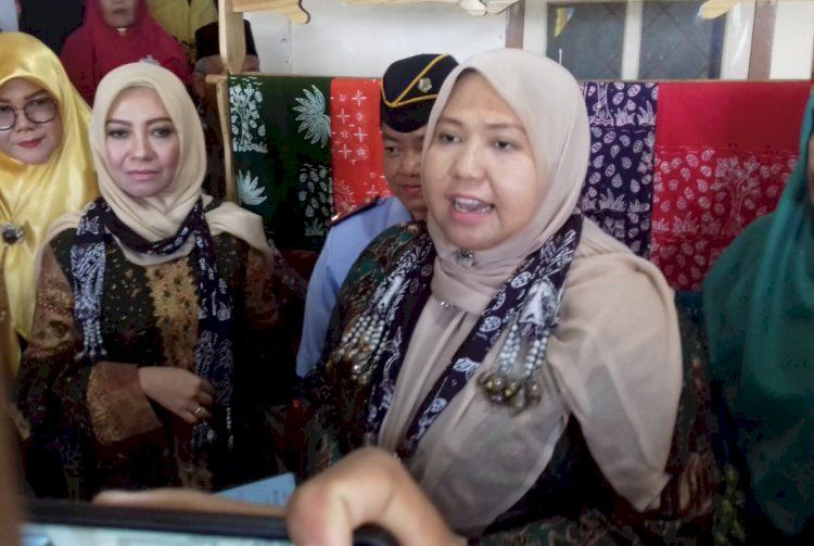 Bupati memberikan keterangan pada wartawan usai meresmikan sanggar batik.