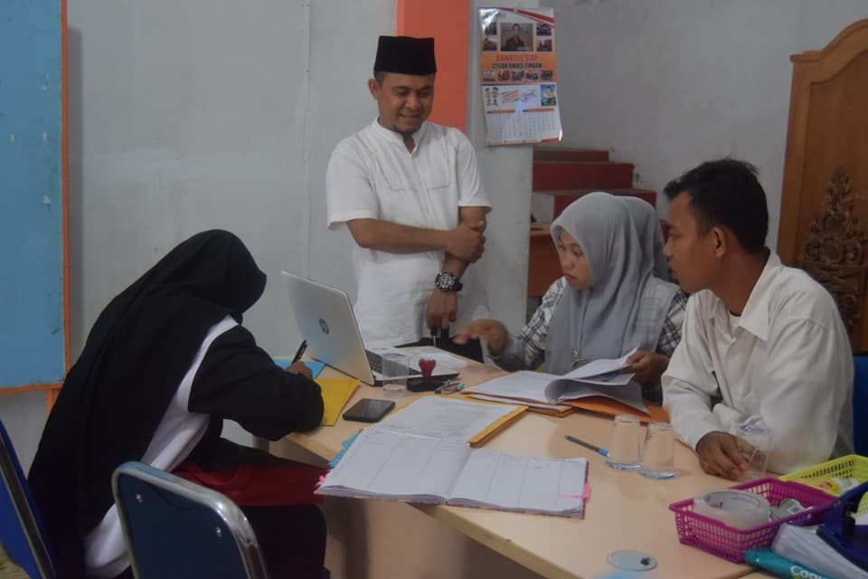 Johan Iswadi ketika melihat panitia merekap berkas pelamar Panwascam.