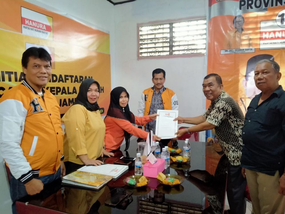 Tim Usman Ermulan mengambil formulir di Hanura.