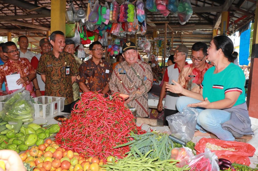 Safrial mengecek harga sembako