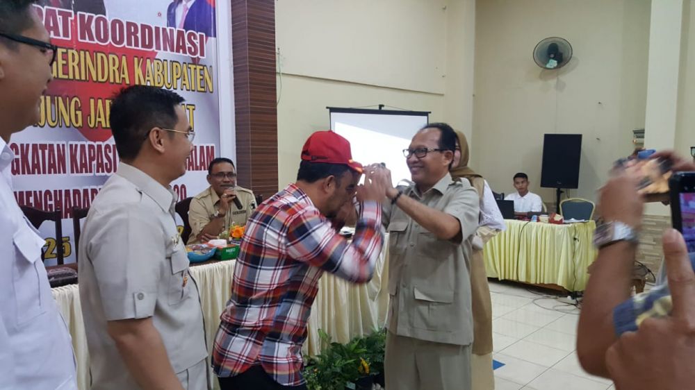 Muchlis menerima cinderamata dari Gerindra