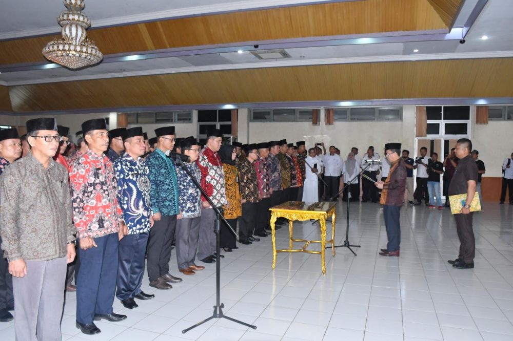 Bupati membacakan sumpah pelantikan.