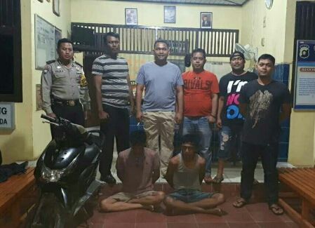 Unit Reskrim Polsek Pelawan-Singkut saat menangkap dua pelaku pembobol rumah.