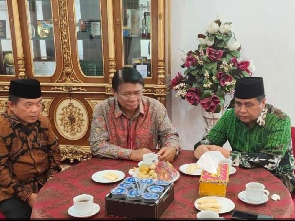 Berbincang akrab dirumdis Bupati merangin.