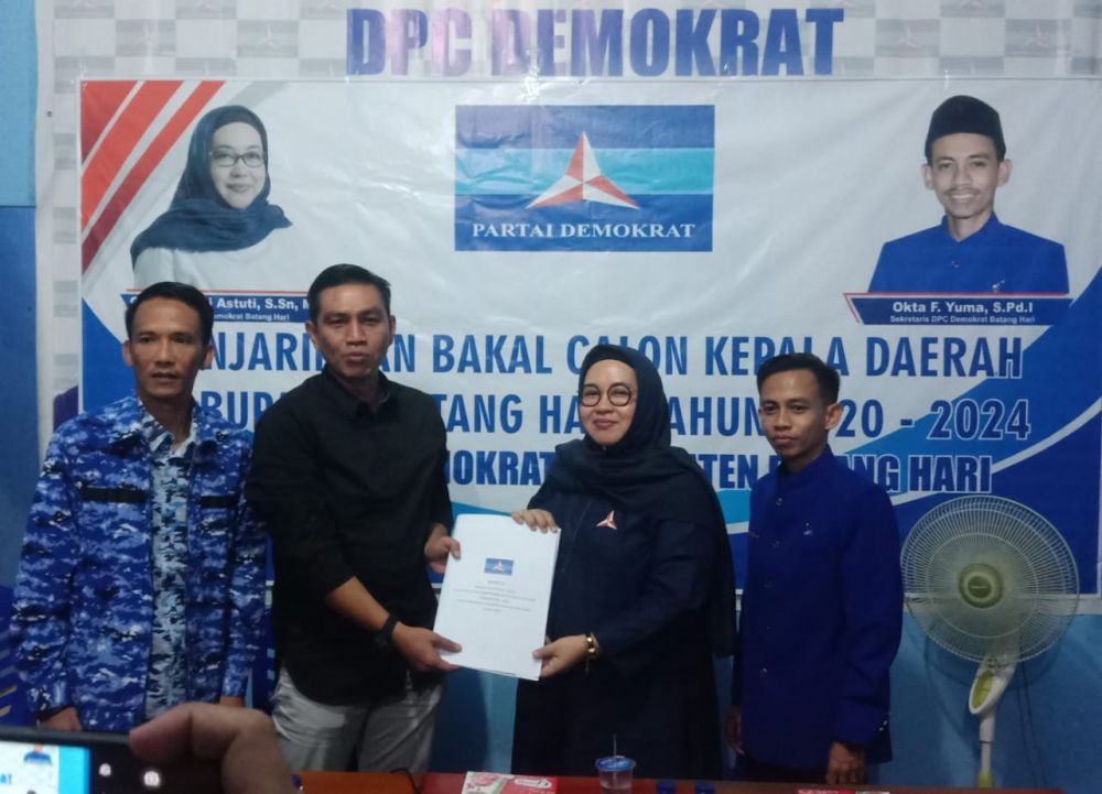 Fadhil mendaftar di DPC Demokrat Batanghari.