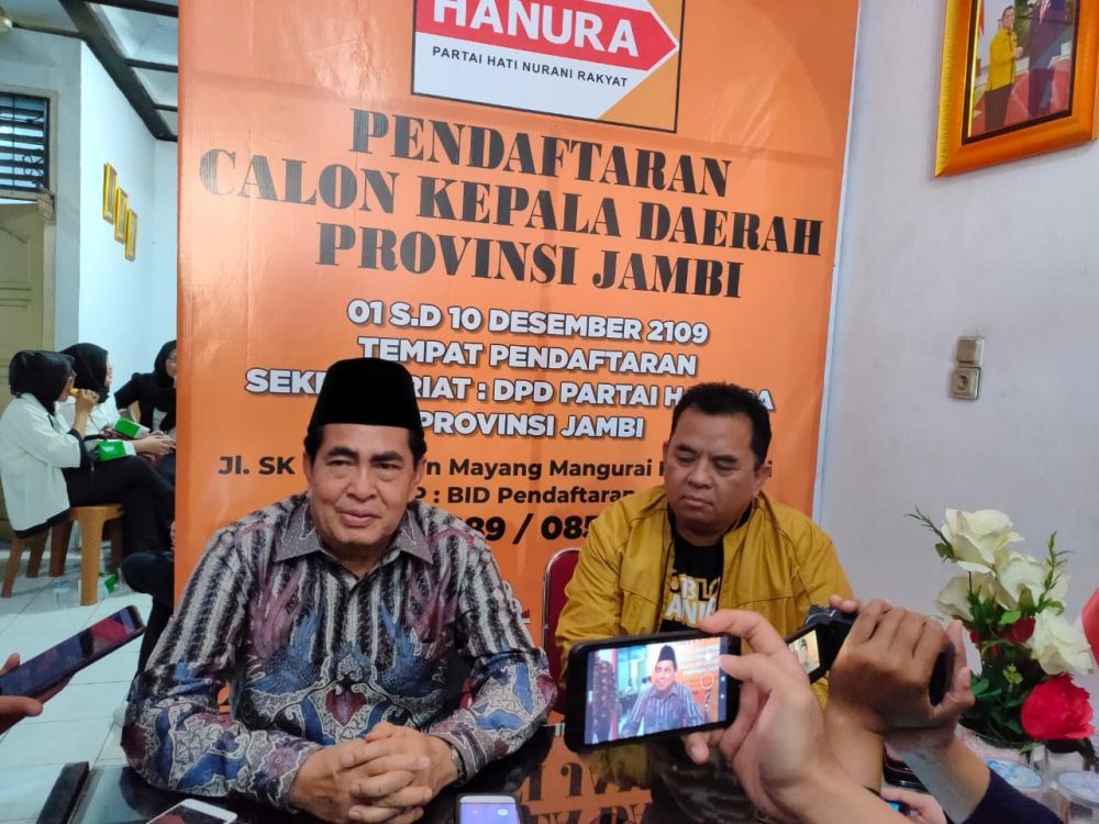 Asafri Jaya Bakri di kantor Hanura.