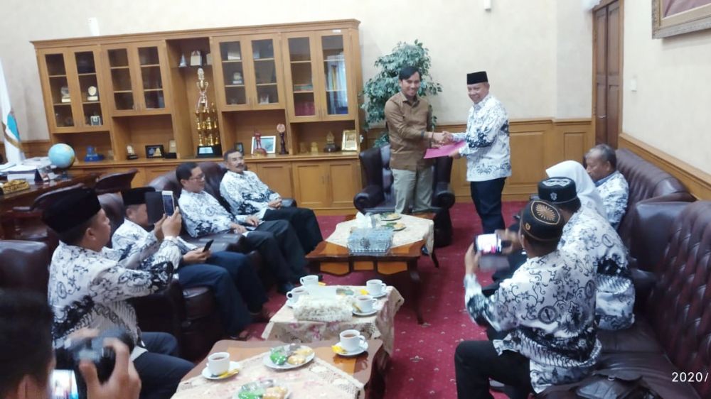 Ketua DPRD Provinsi Jambi, Edi Purwanto, menerima audiensi Pengurus Persatuan Guru Republik Indonesia (PGRI) Provinsi Jambi. 