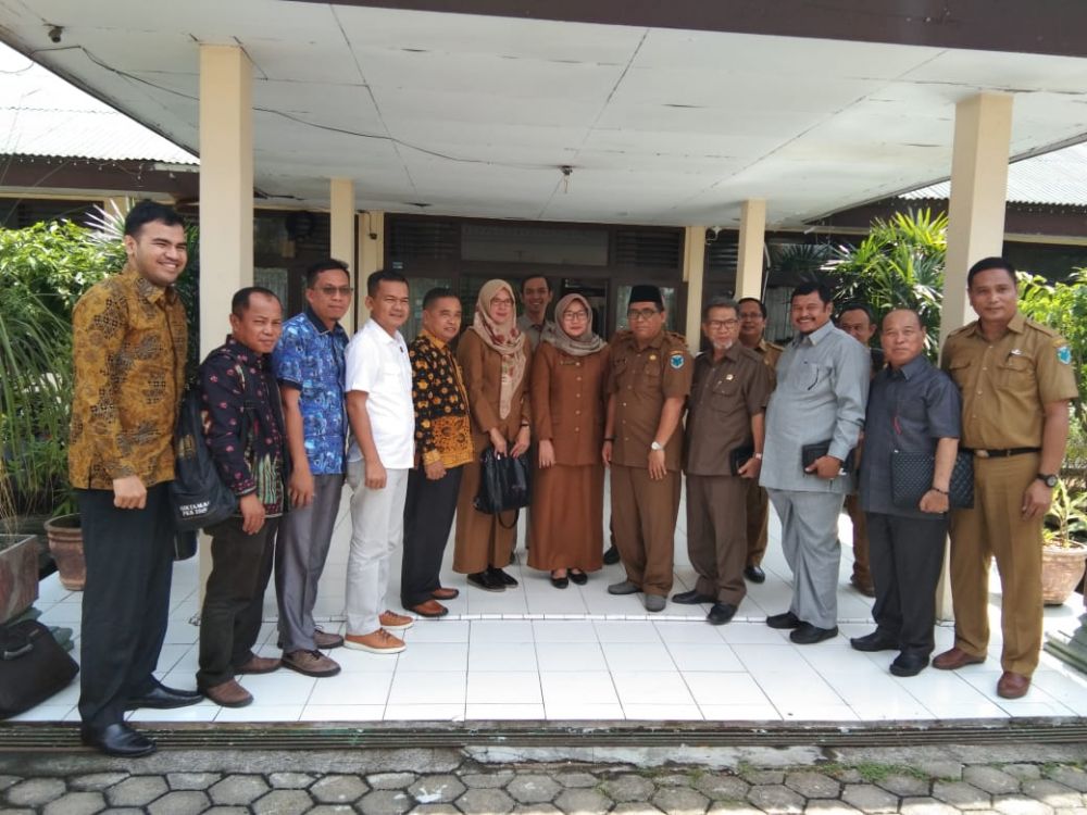 Komisi II DPRD Provinsi Jambi, Selasa (28/1) melakukan kunjungan kerja ke Dinas Koperasi, UMKM Perdagangan dan Perindustrian Kabupaten Batanghari dalam rangka mencari masukan terkait dengan Rancangan Perda Inisiatif yang sedang digarap oleh Komisi II DPRD provinsi Jambi tentang Perlindungan Konsumen.